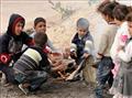  عدد من الاطفال السوريين يشعلون الحطب في مخيم الزعتري